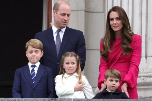 الأمير البريطاني ويليام وزوجته كيت ميدلتون برفقة أطفالهما (رويترز)