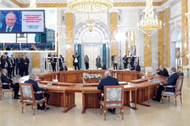 صدر ولادیمیر پوٹن (دائیں سے دوسرے) کو گزشتہ روز قسطنطین کے صدارتی محل میں سینٹ پیٹرزبرگ کے قریب آزاد ممالک کے رہنماؤں کے ساتھ دیکھا جا سکتا ہے اور دائرہ میں سربیا کے دارالحکومت بلغراد میں ماسکو کے حامی دائیں بازو کی پارٹی کو پوٹن کے 70 ویں سالگرہ پر مبارکباد دینے کے لئے ایک بینر اٹھائے ہوئے دیکھا جا سکتا ہے (اے ایف پی) 