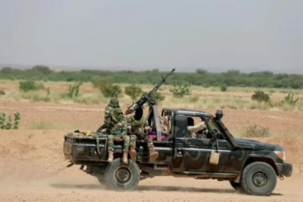 جنود نيجريون يركبون شاحنة صغيرة (رويترز)