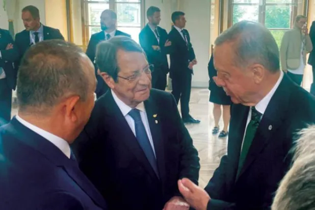 جمعرات کے دن پراگ سمٹ میں ترک اور قبرصی صدر کو دیکھا جا سکتا ہے (اے ایف پی) 