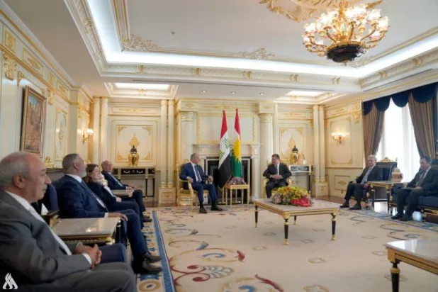 رئيس الوزراء العراقي مصطفى الكاظمي ورئيس حكومة إقليم كردستان مسرور بارزاني خلال لقائهما في أربيل يوم 3 اكتوبر (وكالة الأنباء العراقية)