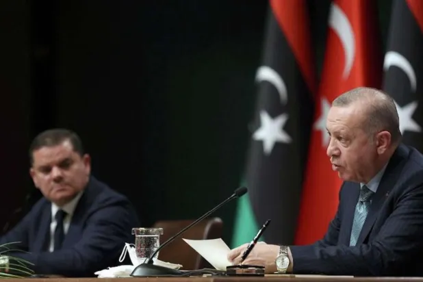 Libya’nın batı bölgesinin Türk etkisi altına girmesinden korkan Libya halkının endişeleri, 2020'den itibaren artmaya başladı. 2020 yılında Erdoğan açıklamaları ile ‘Libya'daki Osmanlı etkisini yeniden sağlama sürecinde olduğunu’ göstermişti (AFP)