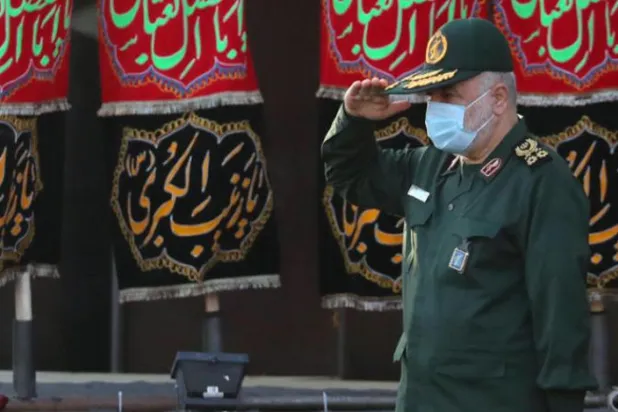 ایرانی پاسداران انقلاب کے کمانڈر حسین سلامی کو ان پانچ ایرانی فوجیوں کی آخری رسومات کے دوران دیکھا جا سکتا ہے جو شام میں گزشتہ 4 اگست کو مارے گئے تھے (اے ایف پی)