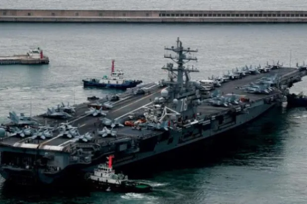 حاملة الطائرات الأميركية رونالد ريغان تنطلق من قاعدة بحرية للمشاركة في المناورات المشتركة مع كوريا الجنوبية أمس (أ.ب)