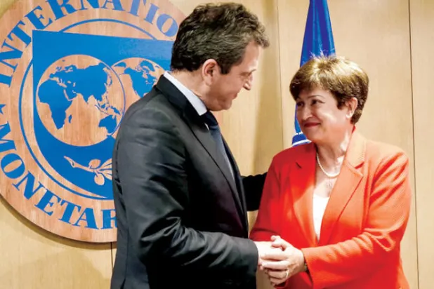 وزير الاقتصاد الأرجنتيني مع مديرة صندوق النقد الدولي في واشنطن سبتمبر الماضي (أ.ف.ب)