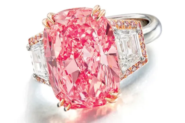 «نجمة ويليامسون الوردية» حققت 58 مليون دولار لدى بيعها في مزاد «سوذبيز» بهونغ كونغ (أ.ف.ب)