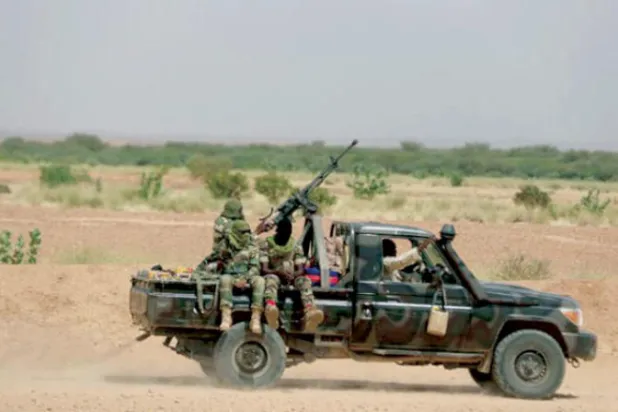 جنود نيجريون في عربة عسكرية صغيرة (رويترز)