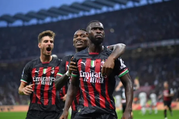 فرحة لاعبي ميلان بالفوز في قمة الدوري أمام اليوفي (رويترز)