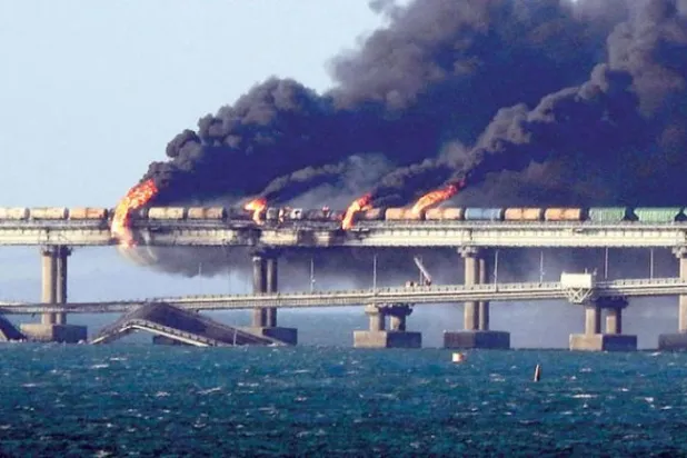 کل قرم پل پر ہونے والے دھماکے کی جگہ سے آگ کے شعلے اور دھوئیں کے بادل کو اٹھتے ہوئے دیکھا جا سکتا ہے (اے ایف پی)