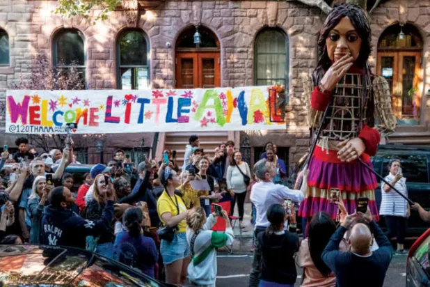 تجمع في نيويورك سبتمبر الماضي حول «ليتل أمل»، وهي دمية لمهاجرة سورية خيالية تبحث عن والدتها أسوة بالأطفال المنفصلين عن عائلاتهم (إ.ب.أ)