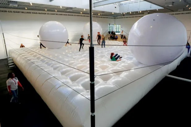 «البلياردو البشري» في متحف «أركن» بكوبنهاغن (أ.ف.ب)