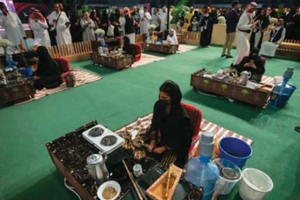 متسابقون في إحدى جولات «درب الفنجال» يعدون القهوة السعودية (تصوير: محمد المانع)