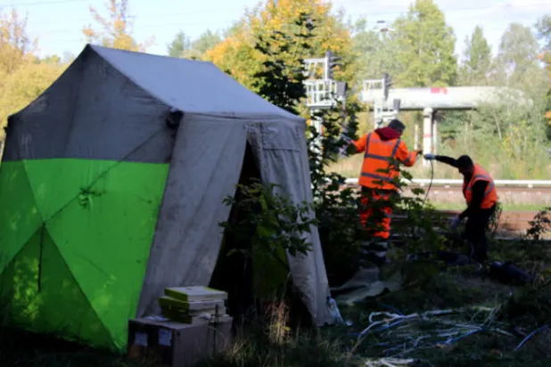 عاملان يعملان على إصلاح الأضرار في واحد من موقعين تعرضا للتخريب (د.ب.أ)