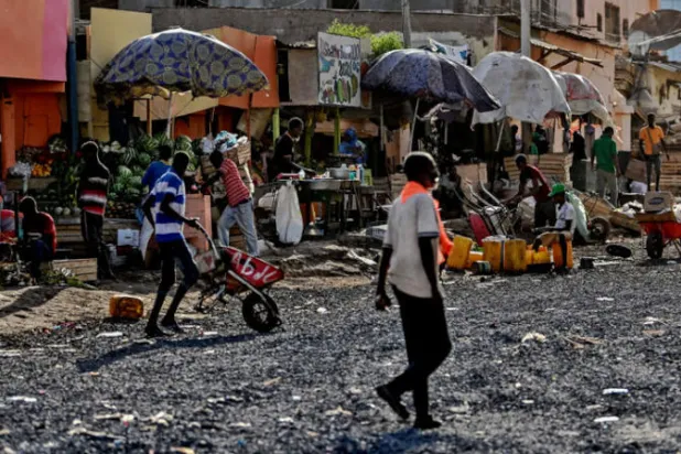 باعة جائلون في قسم من السوق الرئيسي عشية الانتخابات الوطنية في العاصمة جيبوتي  أبريل 2021 ( أ.ف.ب)