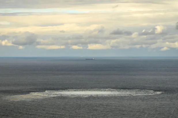 صورة وزعتها قيادة الدفاع الدنماركية تظهر أحد مناطق التسرب بأنبوب غاز «نورد ستريم» الشهر الماضي (أ.ف.ب)