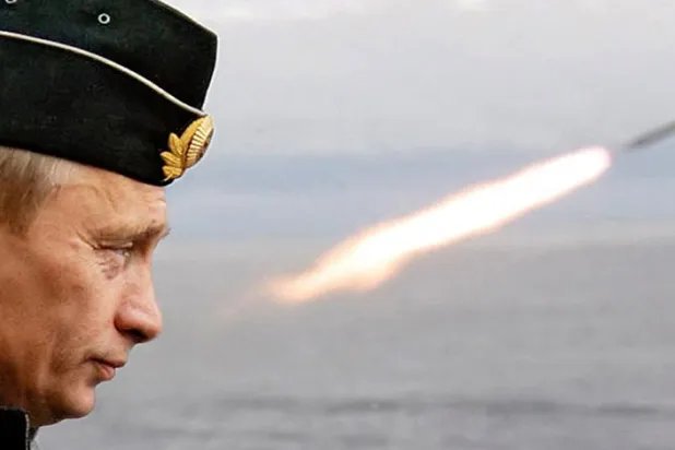 Rusya Devlet Başkanı Vladimir Putin askeri tatbikatları denetlerken (Reuters)