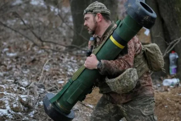 جندي أوكراني يحمل صاروخاً خلال وجوده في جبهة القتال بكييف (أرشيف - رويترز)