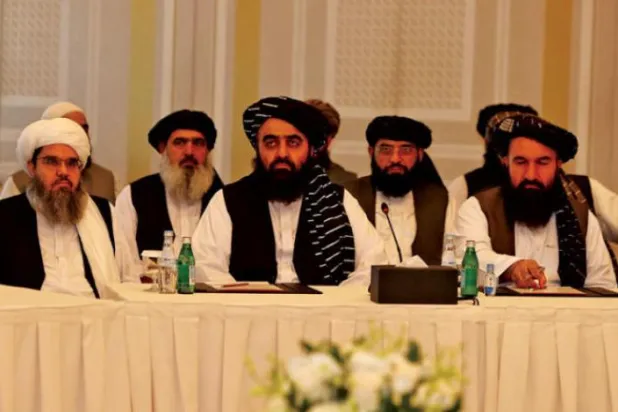Geçtiğimiz yıl Ekim ayında Katar'ın başkenti Doha'da ABD’li yetkililerle bir araya gelen Taliban’ın üst düzey isimleri (Getty)
