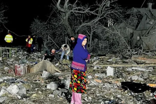 یوکرینی پولیس کی طرف سے کل نشر کی گئی ایک تصویر جس میں ایک خاتون زاپوریزیہ میں ایک رہائشی عمارت کے ملبے کے سامنے کھڑی ہے جسے بمباری میں تباہ کر دیا گیا (اے ایف پی)