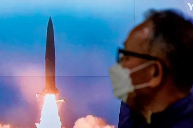 ایک شخص کل جنوبی کوریا کے دارالحکومت میں ایک ٹرین اسٹیشن پر ٹیلی ویژن پر شمالی کوریا کے میزائل کا تجربہ دیکھ رہا ہے... پیانگ یانگ کا دو ہفتوں میں یہ ساتواں بیلسٹک میزائل تجربہ ہے، جبکہ سول نے اس اقدام کو کشیدگی میں اضافہ اور اشتعال انگیز شمار کیا ہے (اے ایف پی)