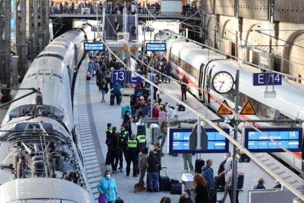 جانب من الزحام في محطة هامبورغ بعد التخريب الذي استهدف السكك الحديدية السبت الماضي (د.ب.أ)