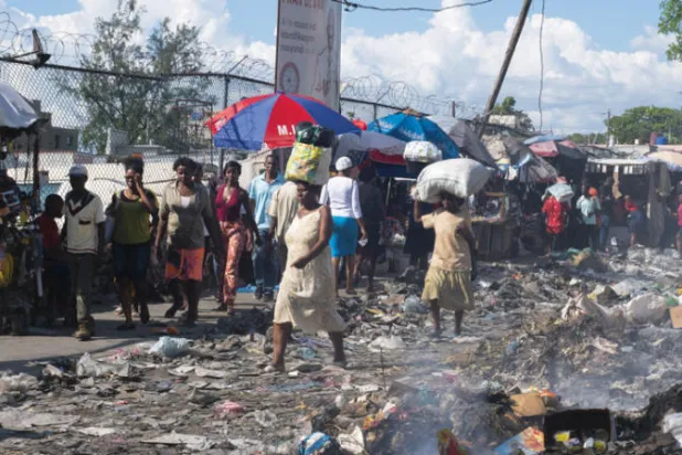 مشهد من أحد شوارع عاصمة هايتي بورت أو برنس (إ.ب.أ)