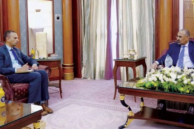 جانب من لقاء عضو مجلس القيادة الرئاسي اليمني عيدروس الزبيدي في الرياض (الاثنين) القائم بأعمال السفير الهندي (سبأ)