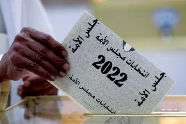 عادت المعارضة بقوة إلى أروقة البرلمان الكويتي في انتخابات 2022 (أ.ف.ب)