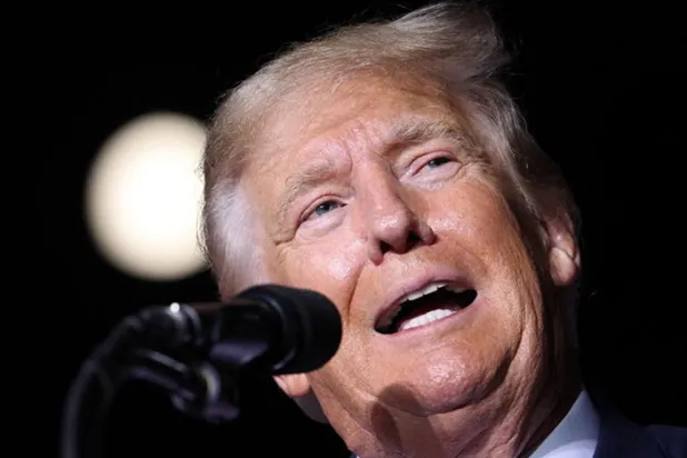 Trump ne kadar yanlış yapar, vergilerde hile yapar, gizli belgeleri evine götürür ve yalanlara sarılırsa, destekçileri ona o kadar çok sarılıyor (AFP)