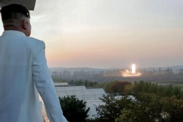 پیانگ یانگ کی طرف سے نشر کی گئی متعدد تصاویر میں سے ایک میں کم جونگ کو میزائل لانچنگ کی نگرانی کرتے ہوئے دکھایا گیا ہے (ڈی پی اے)