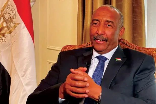 عبوری خود مختاری کونسل کے چیئرمین لیفٹیننٹ جنرل عبد الفتاح البرہان کو دیکھا جا سکتا ہے (اے پی)