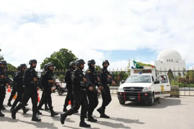 Pakistan polisi, Pakistan'ın 69. Bağımsızlık Günü vesilesiyle 14 Ağustos'ta Karaçi'deki ülkenin kurucusu Muhammed Ali Cinnah'ın mozolesi önünde geçit töreni düzenledi (Getty)