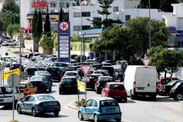 Dün Tunus’un başkentinde bir akaryakıt istasyonunun önünde biriken araçlar (EPA)