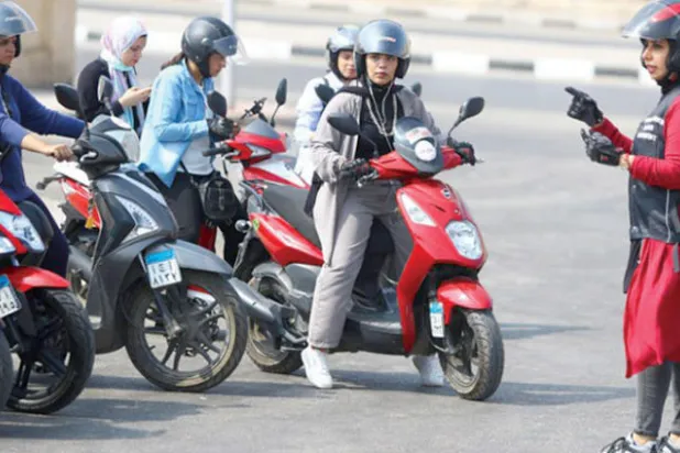 مصريات ومدربتهن في مدرسة لقيادة الدراجات النارية (شينخوا)