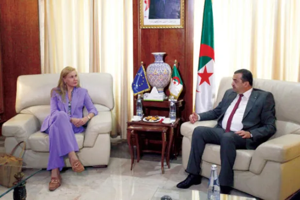 وزير الطاقة الجزائري خلال مباحثاته أمس مع المفوضة الأوروبية للطاقة (وزارة الطاقة الجزائرية)