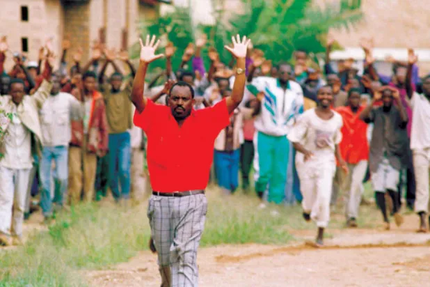 روانديون يرفعون أياديهم وهم يقتربون من جنود بلجيكيين طالبين الحماية خلال الإبادة العرقية، في 13 أبريل 1994 (أ.ب)