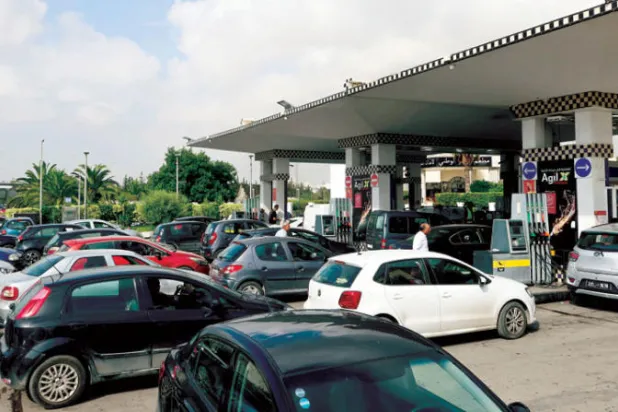 تزداد طوابير السيارات أمام محطات البنزين في تونس مع نقص حاد بالوقود (رويترز)