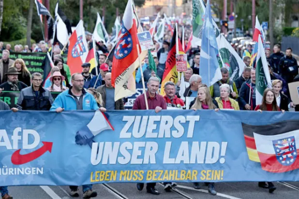مظاهرة لأنصار «البديل لألمانيا» بشعار «بلدنا أولاً» في مدينة إرفورت في سبتمبر (أيلول) الماضي (د.ب.أ)