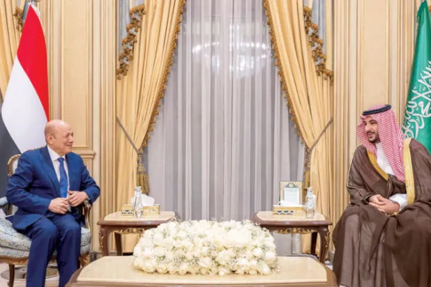 خالد بن سلمان مستقبلاً العليمي في الرياض أول من أمس (الشرق الأوسط)