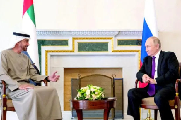 کل سینٹ پیٹرزبرگ میں پوٹن اور محمد بن زاید کی ملاقات کے ایک منظر کو دیکھا جا سکتا ہے (رائٹرز)