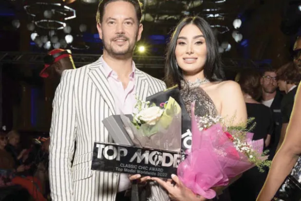 لين مع زوجها بعد فوزها بلقب عارضة العام