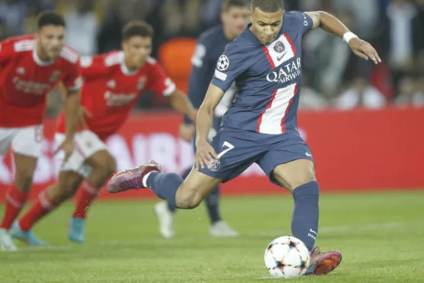 مبابي سجل هدف سان جيرمان في مرمى بنفيكا من ركلة جزاء لكنه أثار الأجواء بتصريحاته (إ.ب.أ)