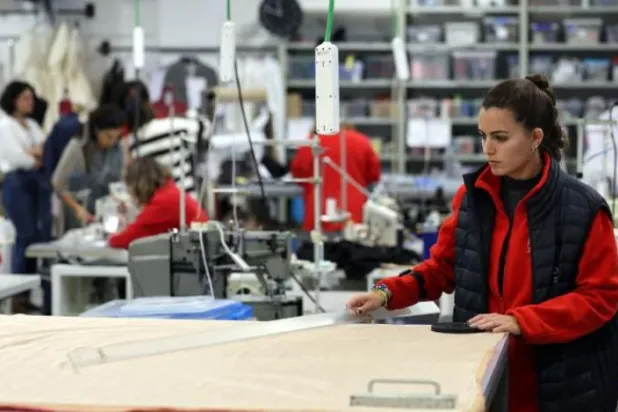 İspanya’da bir giyim fabrikasındaki çalışanlar (AFP)