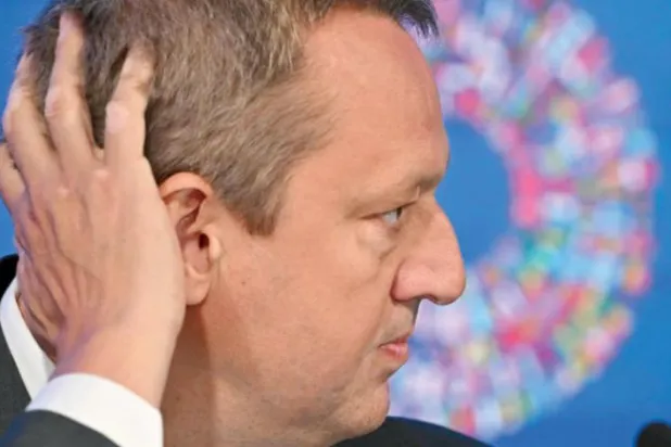 مالیاتی مشیر اور بین الاقوامی مالیاتی فنڈ میں مانیٹری اینڈ کیپٹل مارکیٹس ڈیپارٹمنٹ کے ڈائریکٹر ٹوبیاس ایڈریان کل ایک پریس کانفرنس کے دوران (اے.ایف.پی)