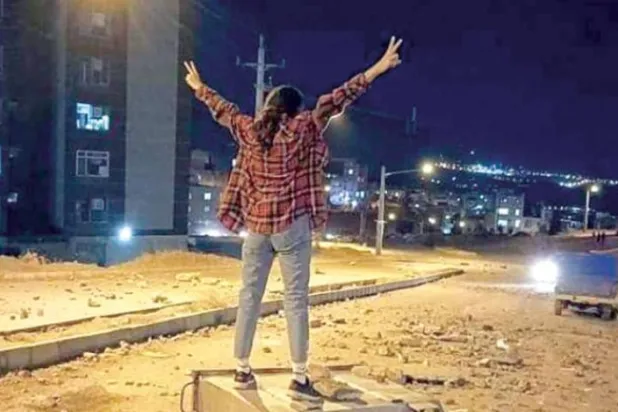 

یک زن جوان ایرانی، با وجود تدابیر شدید امنیتی در سنندج مرکز استان کردستان، علامت پیروزی را نشان می‌دهد (توئیتر)