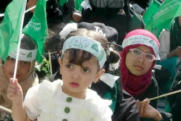یمنی بچے جنہیں حوثیوں نے صنعا میں ایک مذہبی تقریب میں جمع کیا ہوا ہے (الشرق الاوسط)