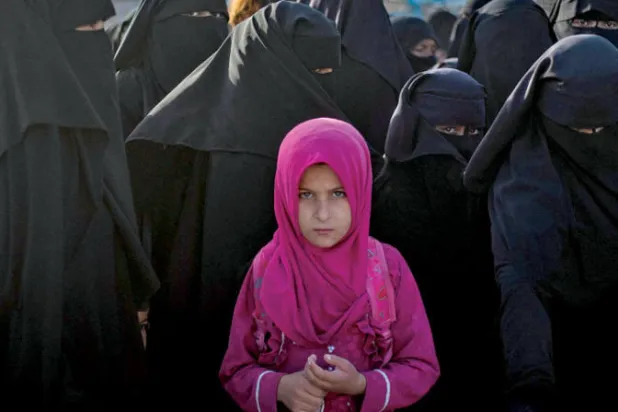 طفلة في «مخيم الهول» الذي يؤوي عائلات مقاتلين من تنظيم «داعش» بشمال شرقي سوريا (أ.ف.ب)