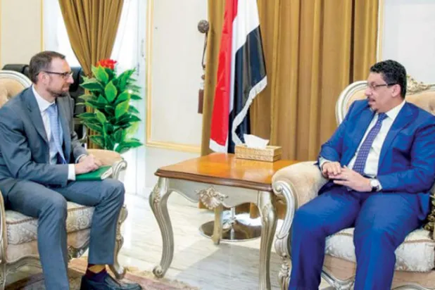 بن مبارك مستقبلاً القائم بأعمال السفارة البريطانية لدى اليمن كريس بولد أمس (الشرق الأوسط)