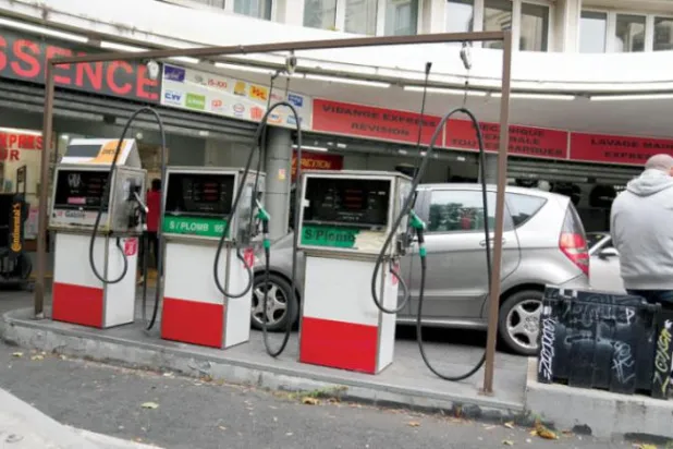 کل ایک شخص کو پیرس میں گاہکوں کے لئے خالی گیس اسٹیشن پر انتظار کرتے ہوئے دیکھا جا سکتا ہے (اے پی) 