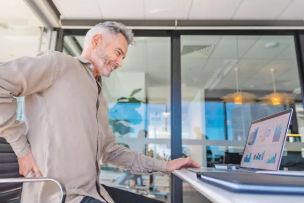 تمارين الإطالة لتخفيف آلام أسفل الظهر